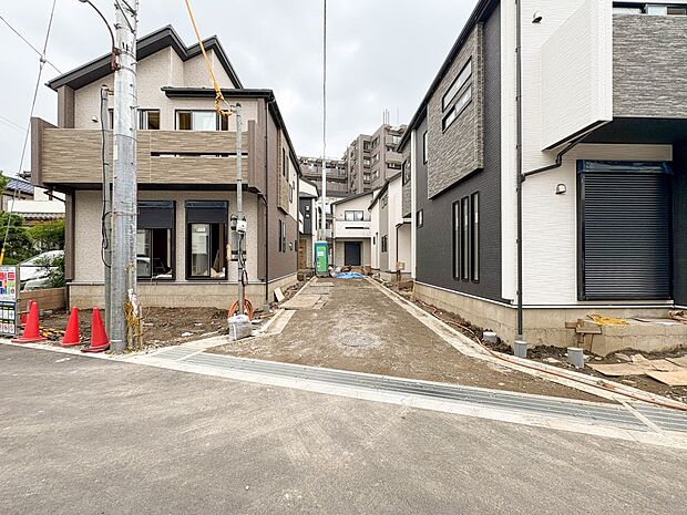 【前面道路 私道4m】車の通行が少ないので、静かな住環境を維持することができます。