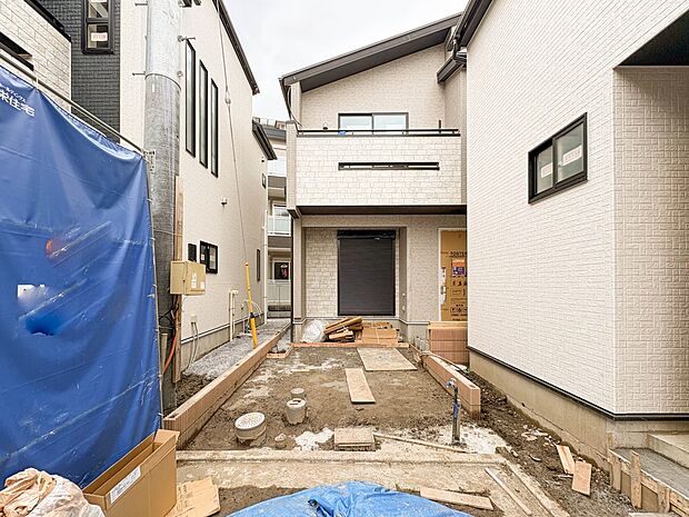 【その他現地】前にある空き地から撮影。のみ敷地延長型になっています。