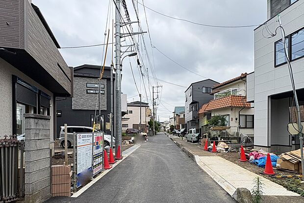 【前面道路】家の前をまっすぐの通りが走っている。クルマは少なく、人々は毎朝、ウォーキング、ジョギング、犬の散歩など、フリーな朝時間を過ごしている。