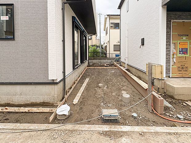 【駐車場】ゆったりとした駐車スペースを確保。大きめのお車でもOK。