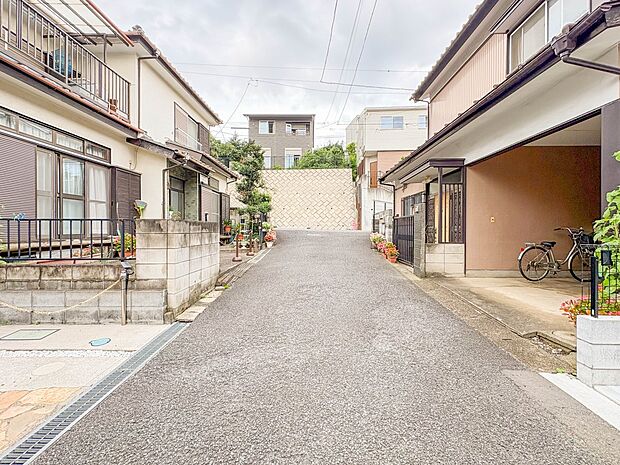 【前面道路4m】車の通行が少ないので、静かな住環境を維持することができます。