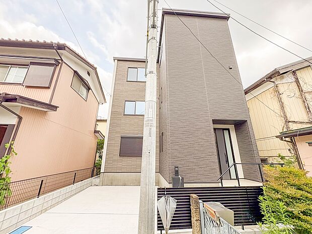 【外観】家族の温かさと陽光の暖かさ、楽しい毎日と明るい未来を予感させる「空間が織り成すひとつ先の住み心地」を演出します。