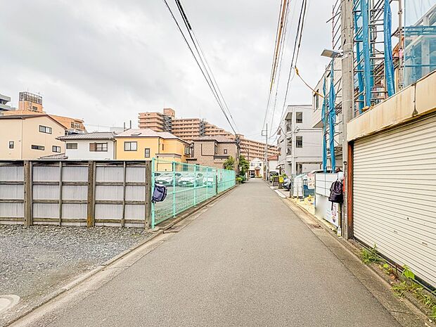 【前面道路】車の通行が少ないので、静かな住環境を維持することができます。