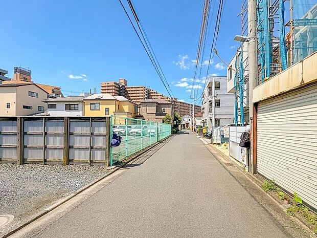 【前面道路】陽当りや通風性など各所に施された工夫で住みやすさを実現。青空に加工