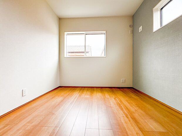 【子供部屋5.2帖】お子様のお部屋にぴったりなクロークを備えたフローリング仕様の洋室です。