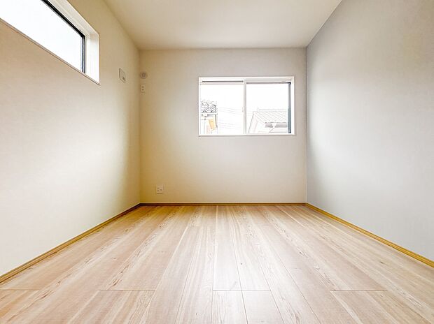 【子供部屋5.2帖】お子様のお部屋にぴったりなクロークを備えたフローリング仕様の洋室です。