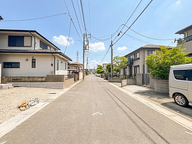 【前面道路、私道4m】車の通行が少ないので、静かな住環境を維持することができます。