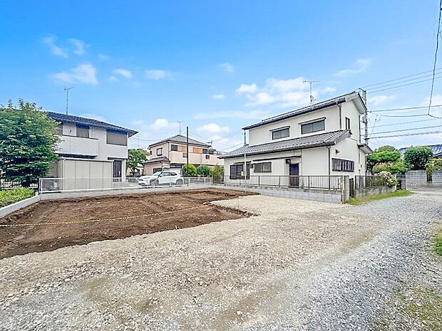 【前面道路4M】家の前をまっすぐの通りが走っている。クルマは少なく、人々は毎朝、ウォーキング、ジョギング、犬の散歩など、フリーな朝時間を過ごしている。