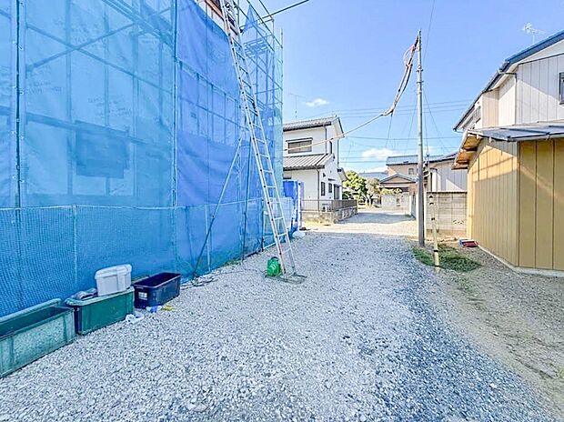 【前面道路4M】家の前をまっすぐの通りが走っている。クルマは少なく、人々は毎朝、ウォーキング、ジョギング、犬の散歩など、フリーな朝時間を過ごしている。