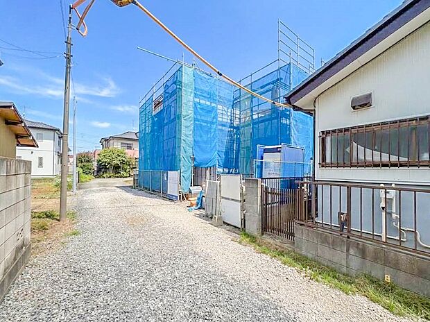 【前面道路4M】車の通行が少ないので、静かな住環境を維持することができます。