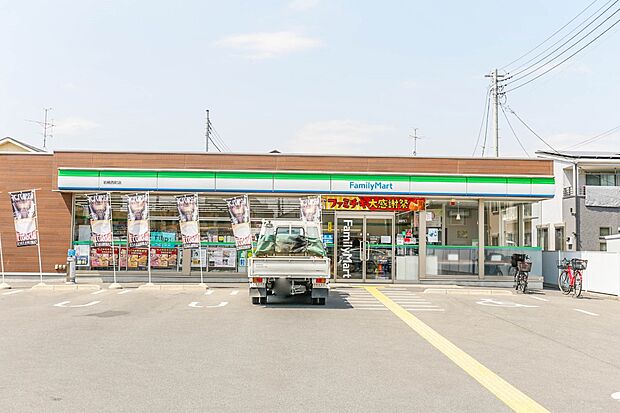 コンビニ 550m ファミリーマート岩槻西町店(ファミリーマートの強さは、少量のお惣菜を売るファミデリカとドラッグストアと組んだコラボ。サラダを中心にしたヘルシー食材が充実のコンビニです。)…