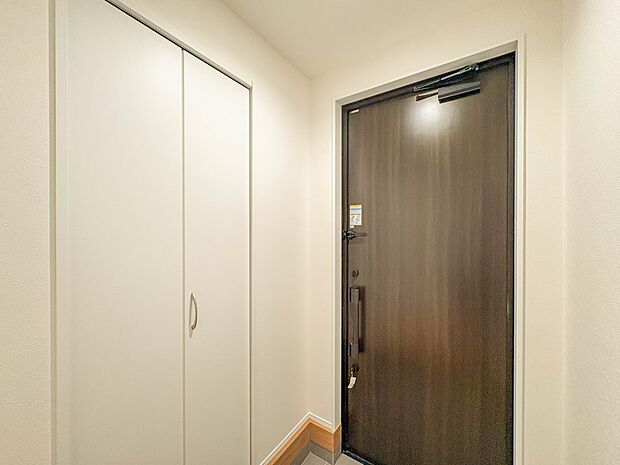 【玄関】玄関はおうちの顔と言われます。玄関アプローチは、外観デザインの印象を左右します。ご家族の個性を出しながら、素敵な玄関でお客様をお迎えしてください。