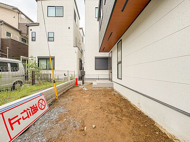 【駐車場】毎日の生活にマイカーが必須という方は、購入を検討する際、駐車場があることは大事な条件です。毎日の通勤や家族の送迎、買い物やお出かけなどクルマのある暮らしを満喫したい方は要チェック。…
