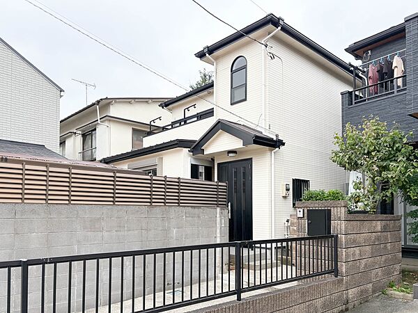 【現地外観】家族の温かさと陽光の暖かさ、楽しい毎日と明るい未来を予感させる「空間が織り成すひとつ先の住み心地」を演出します。