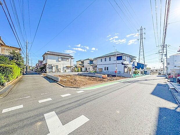 【前面道路】家の前をまっすぐの通りが走っている。クルマは少なく、人々は毎朝、ウォーキング、ジョギング、犬の散歩など、フリーな朝時間を過ごしている。