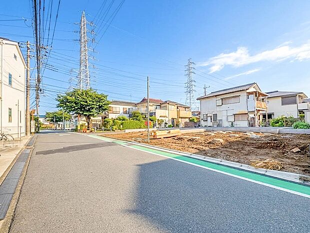 【前面道路】  静かな通りに面した本物件は、落ち着いて暮らすことができます。  閑静な住宅街で比較的車の通りも少ないのでお子様も安心です。