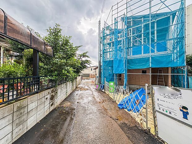 【前面道路4m】車の通行が少ないので、静かな住環境を維持することができます。