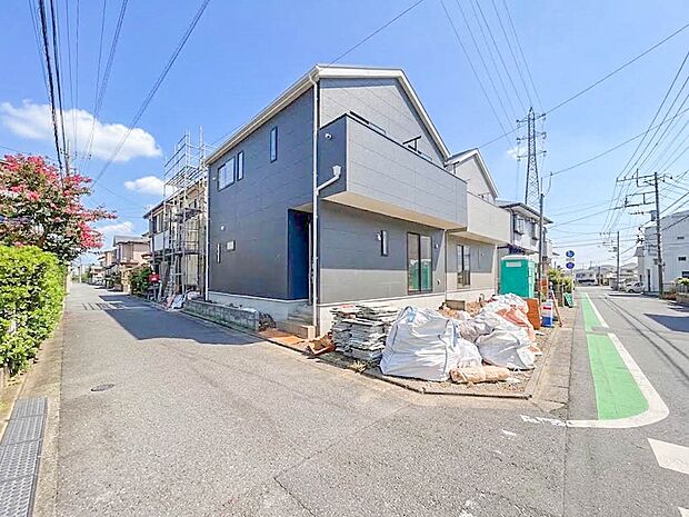 【前面道路5.9M・4M】家の前をまっすぐの通りが走っている。クルマは少なく、人々は毎朝、ウォーキング、ジョギング、犬の散歩など、フリーな朝時間を過ごしている。