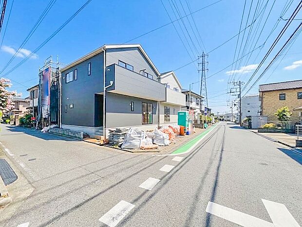 【前面道路5.9M】家の前をまっすぐの通りが走っている。クルマは少なく、人々は毎朝、ウォーキング、ジョギング、犬の散歩など、フリーな朝時間を過ごしている。