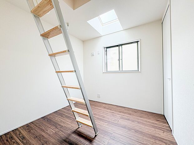 【子供部屋4.5帖】お子様のお部屋にぴったりなクロークを備えたフローリング仕様の洋室です。