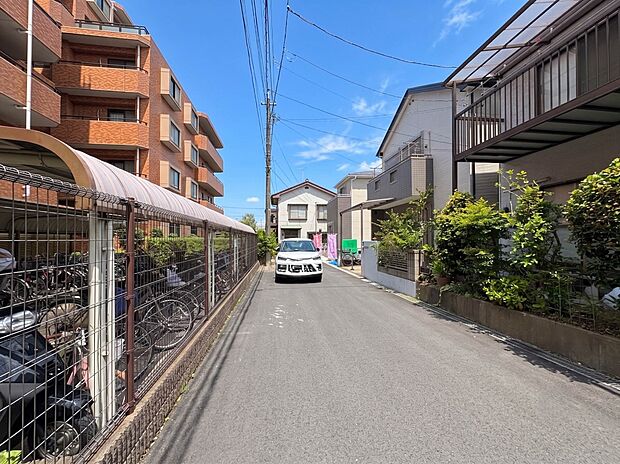 【前面道路4.3m】車の通行が少ないので、静かな住環境を維持することができます。