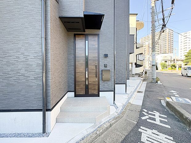 【玄関】ここから始まる「日常」はご家族にとってかけがえのない時間となります。少しでも豊かに、快適に。そんな想いから本邸宅は生まれました。