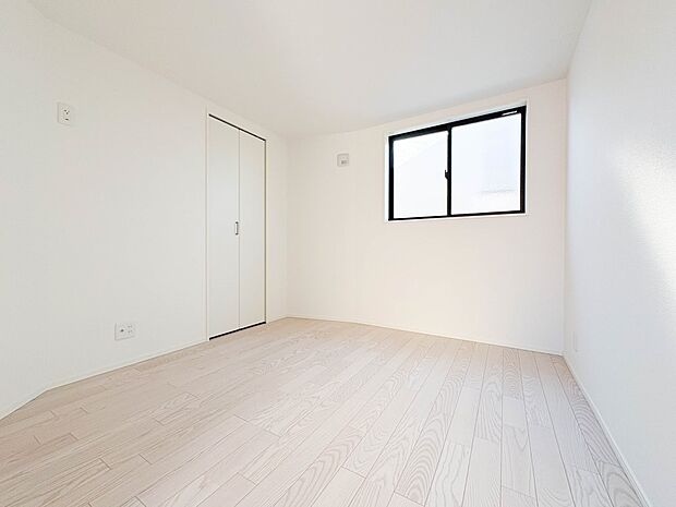 【洋室5.4帖】お子様のお部屋にぴったりなクロークを備えたフローリング仕様の洋室です。
