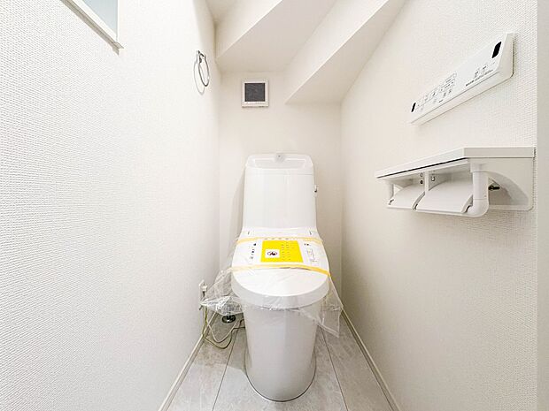 【Toilet】トイレ・ウォシュレット付。快適で衛生的な洗浄機能付温水シャワートイレです。