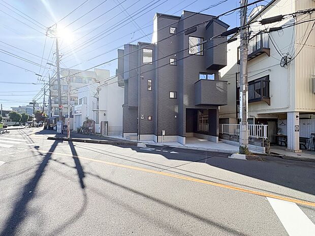 【外観】こちらの物件に少しでもご興味がありましたら、お気軽にお電話下さい。ネット上で「見えない物」「わからない事」でも、実際にご見学いただくことで、手に取るようにおわかりいただけるはずです。…