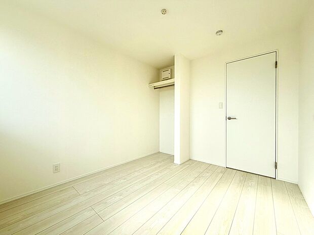 【子供部屋】お子様のお部屋にぴったりなクロークを備えたフローリング仕様の洋室です。
