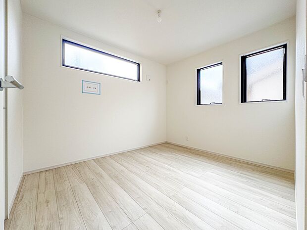 【子供部屋5.2帖】お子様のお部屋にぴったりなクロークを備えたフローリング仕様の洋室です。