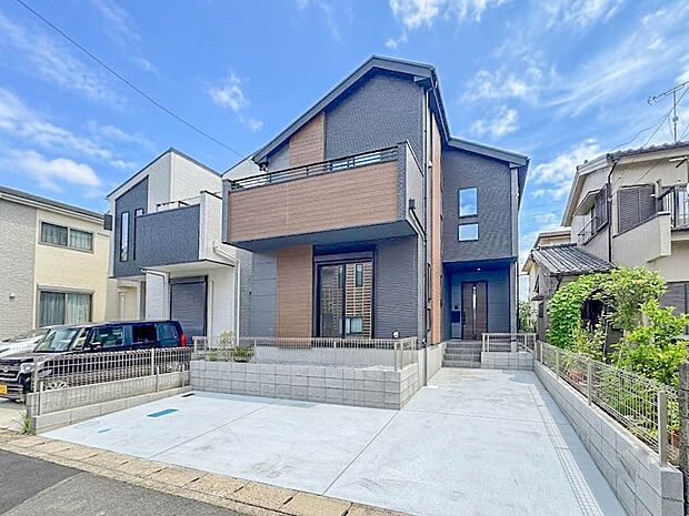 【外観】堂々たる趣ながら、主張し過ぎずどこか余裕を感じさせるシャープなフォルムで佇む邸宅は、晴天の空と照らし合わせる事で、本来あるべき完成形の姿を見せてくれます。