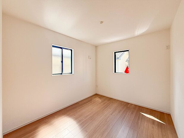 【洋室5.7帖】部屋の快適性を追求していくと、内装はシンプルになります。そしてポイント、ポイントにアクセントをつけて、リズムをつくる。シンプルな内装とは、リズミカルな内装と気づきます。