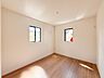 洋室：【洋室5.7帖】部屋の快適性を追求していくと、内装はシンプルになります。そしてポイント、ポイントにアクセントをつけて、リズムをつくる。シンプルな内装とは、リズミカルな内装と気づきます。