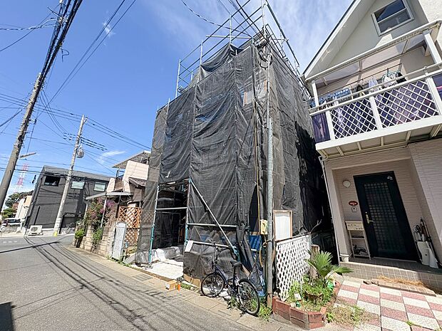 【前面道路】陽当りや通風性など各所に施された工夫で住みやすさを実現。部屋の大きさや周辺環境・街並など、資料には掲載していない情報が現地にはたくさんございます。是非ご確認下さい。