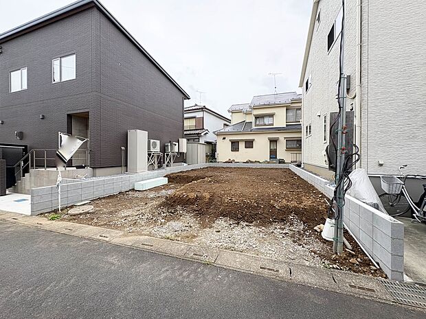 【現地外観】家族の温かさと陽光の暖かさ、楽しい毎日と明るい未来を予感させる「空間が織り成すひとつ先の住み心地」を演出します。