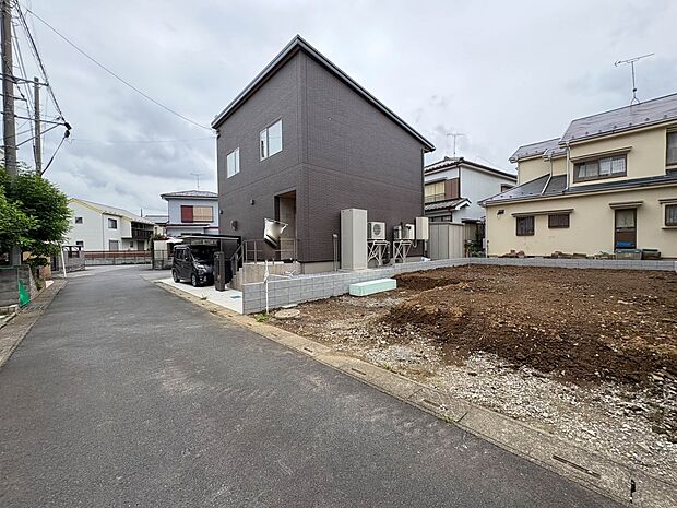 【前面道路】家の前をまっすぐの通りが走っている。クルマは少なく、人々は毎朝、ウォーキング、ジョギング、犬の散歩など、フリーな朝時間を過ごしている。