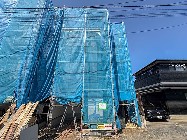 【外観】堂々たる趣ながら、主張し過ぎずどこか余裕を感じさせるシャープなフォルムで佇む邸宅は、晴天の空と照らし合わせる事で、本来あるべき完成形の姿を見せてくれます。