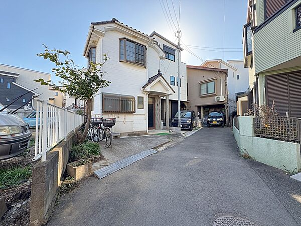 【前面道路】車の通行が少ないので、静かな住環境を維持することができます。