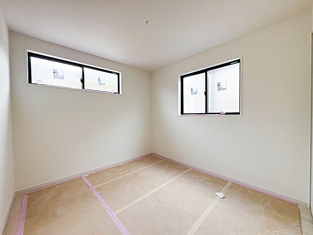 【子供部屋】お子様のお部屋にぴったりなクロークを備えたフローリング仕様の洋室です。