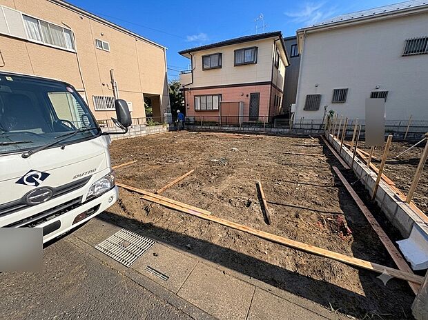2号棟【外観】こちらの物件が少しでも気になるようでしたら、お気軽にお問合せください。人生でいちばん大きなお買い物ですので、ゆっくりご見学ください。ネット上の画像と実際の見学では、リアル感がま…