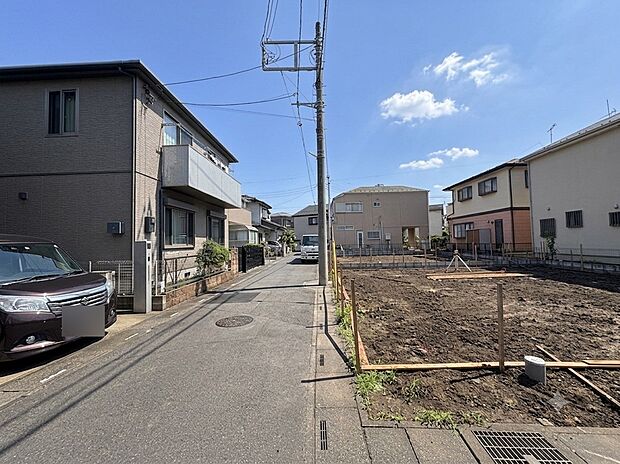 2号棟【前面道路】家の前をまっすぐの通りが走っている。クルマは少なく、人々は毎朝、ウォーキング、ジョギング、犬の散歩など、フリーな朝時間を過ごしている。