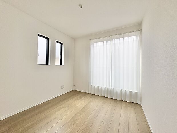 【子供部屋】お子様のお部屋にぴったりなクロークを備えたフローリング仕様の洋室です。