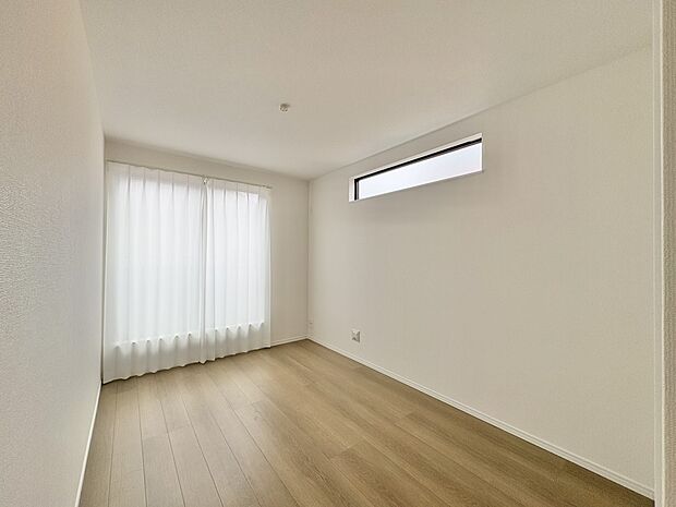 【洋室】柔らかな陽光とフローリングの色味が調和した快適な空間。