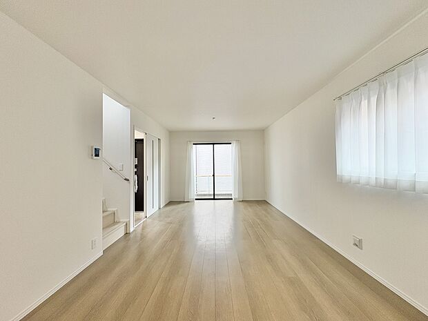 【リビングダイニング】シンプルなデザインの家は風情がある。住む人のこだわりを感じる。外観も内装もいたってシンプル。居心地がよく、家事や趣味、子育てなどにも集中できる。家も人間も熟成するほどシ…