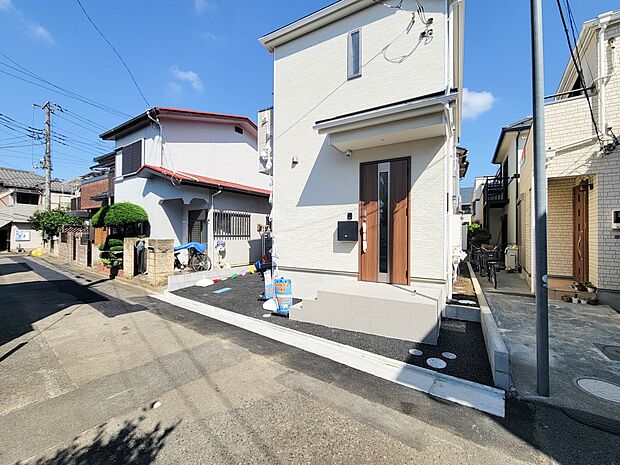 【玄関】玄関はおうちの顔と言われます。玄関アプローチは、外観デザインの印象を左右します。