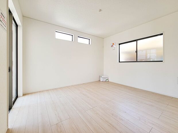 【寝室】シンプルな内装はおしゃれのポイントです。シンプルは華美より飽きがこないからです。色や模様でおしゃれ感をだす。それがシンプルイズビューティーです。