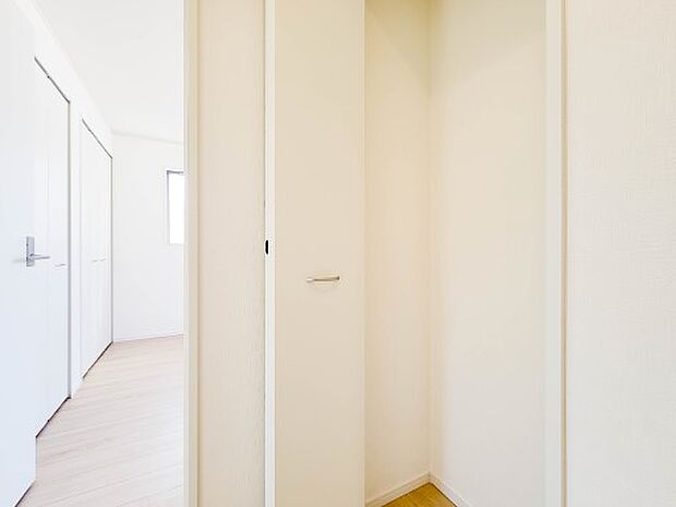 【収納】各所に配置された収納スペースは、洋服や小物はもちろんのこと、掃除機や日用予備品・お子様のおもちゃなど様々な物を収納して頂ける便利なスペースです。