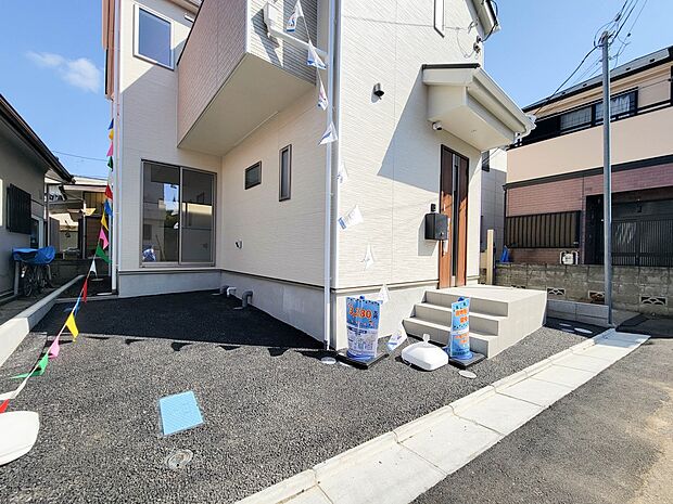 【駐車場】駐車2台スペースを確保。大きめのお車でもOK。
