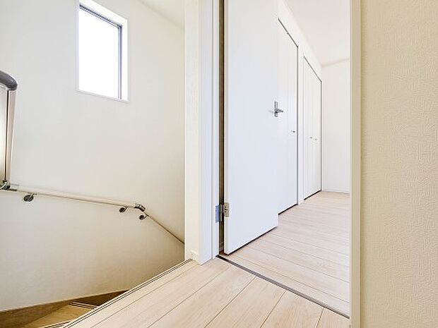 【階段】手すりがないと階段の昇り降りで危険なことはもちろん、壁に手をつきながら歩くことで壁紙が汚れやすくなります。すべての方に快適に昇り降りしていただくため、手すりを設置しました。